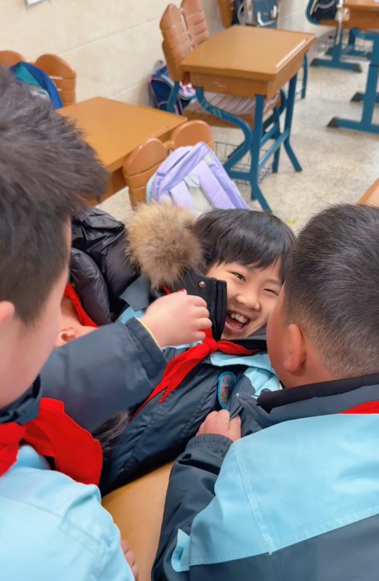 南京9岁孤独症男孩开学首日不适应，同学围在一旁陪其玩耍，母亲：小半天就打成一片