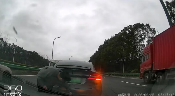 司机报警称高速上被追尾，结果自己被扣分罚款还面临拘留