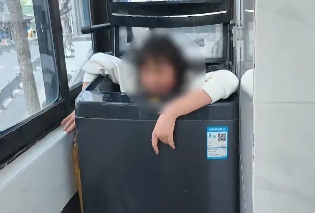 男孩头部卡进健身器材，消防员10分钟紧张救援