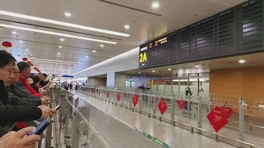 “祖国太好了！”上海旅行团阿姨：回家真开心！他们喜极而泣，直呼“太不容易了”