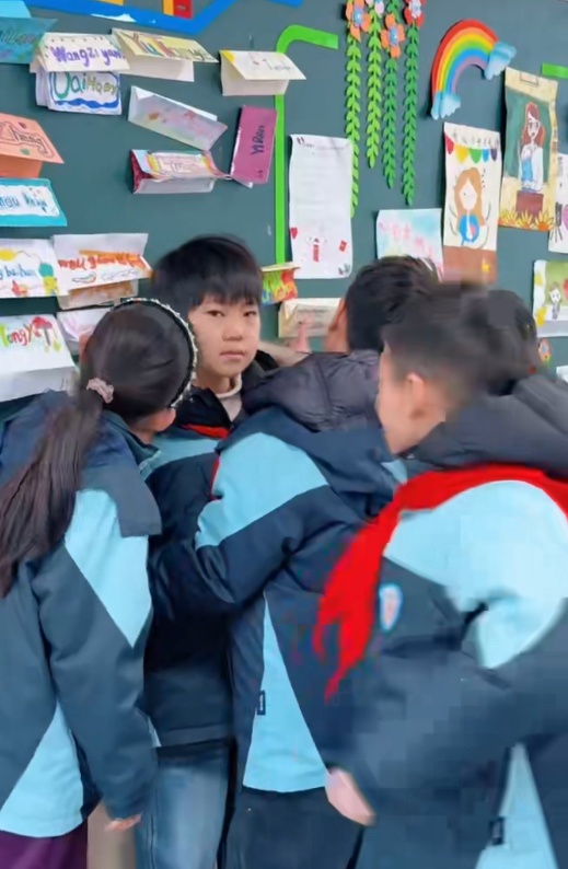 南京9岁孤独症男孩开学首日不适应，同学围在一旁陪其玩耍，母亲：小半天就打成一片