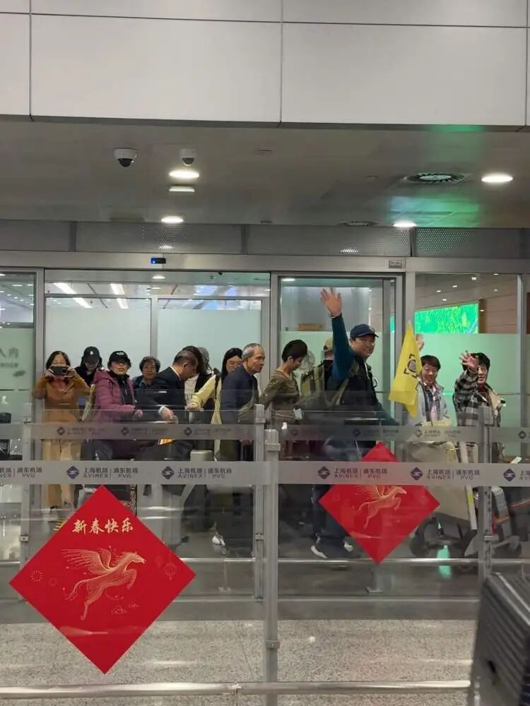 到家了！落地时所有人都在鼓掌！