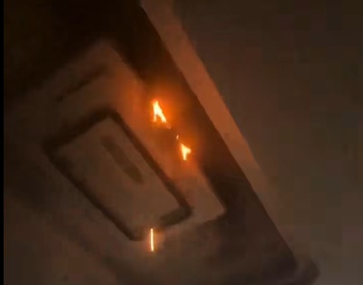 卧室顶灯突然着火！火焰像水流一样"滴"到床上引燃被子，吓坏屋主