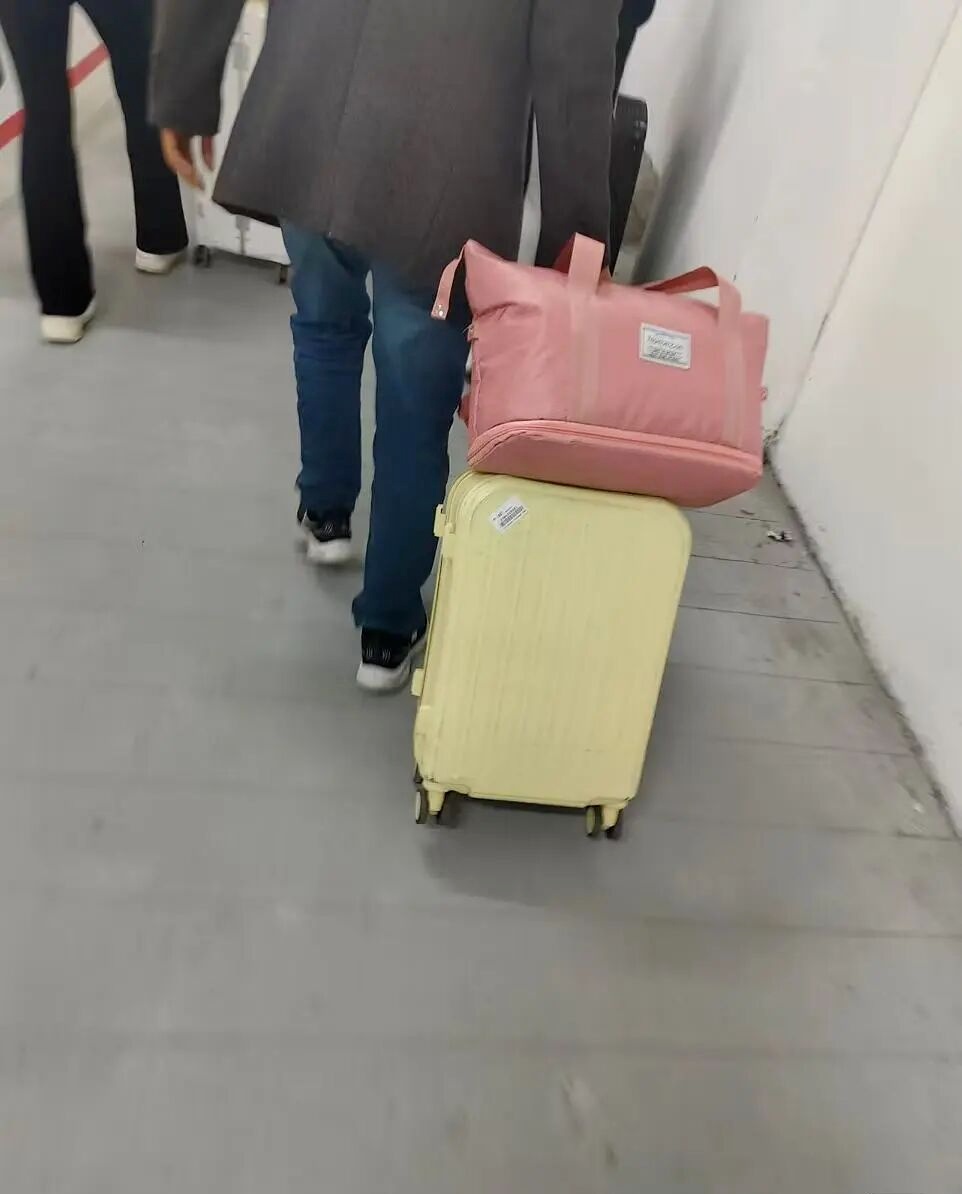 父亲买了张哪儿也不去的车票，只为送女儿多走一段路