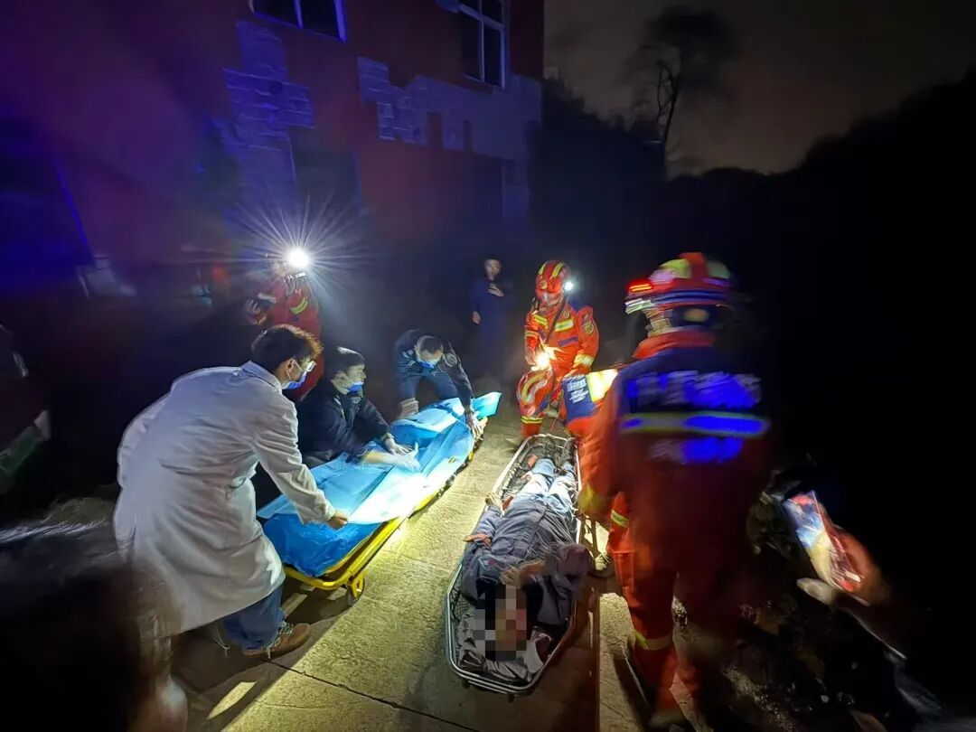 寒夜深山8小时，八旬老人找到了！