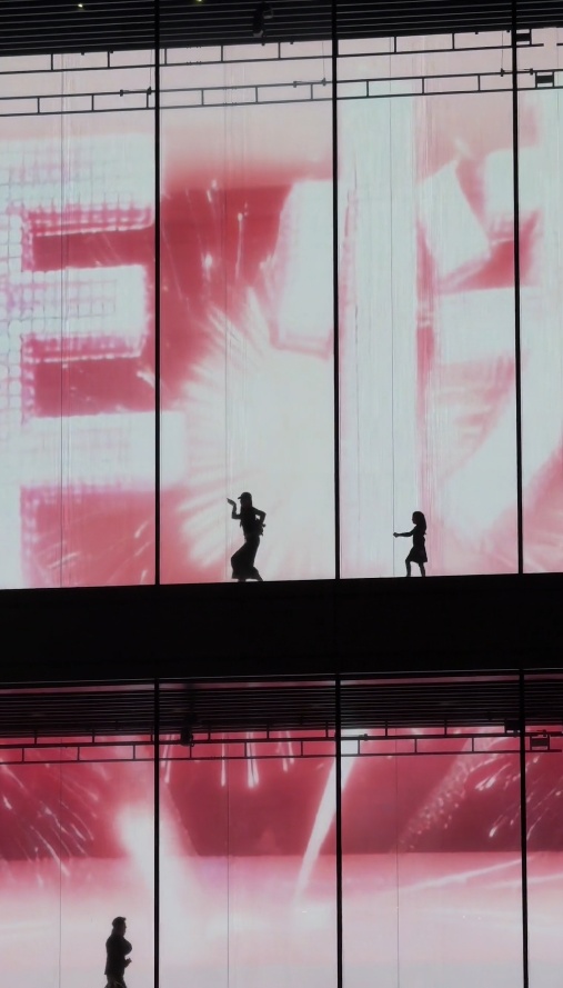 妈妈带女儿在大屏前跳舞火爆全网！当事人：惊喜又惊讶，生活幸福的具象被大家发现