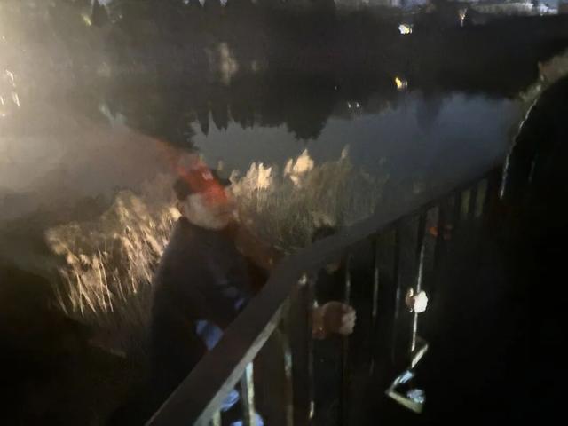 深夜，女子不慎落水，特警跳河救人！