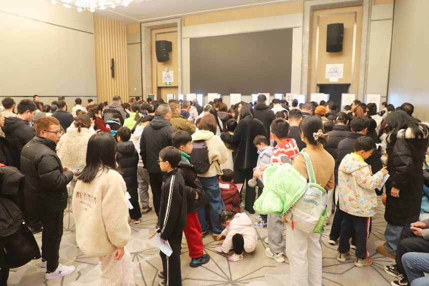 开学季眼科门诊爆满，单日最高1200人，专家：别等孩子看不清才着急