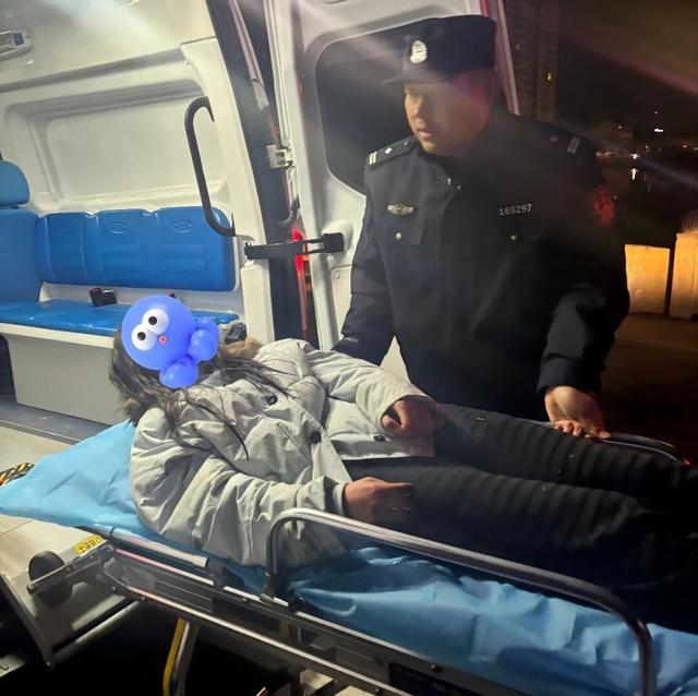 深夜，女子不慎落水，特警跳河救人！