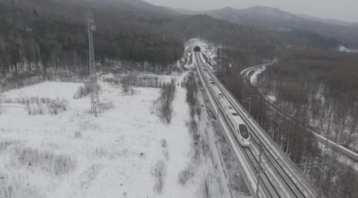 零下25℃爬上45米高塔，他们守护高铁“通讯命脉”