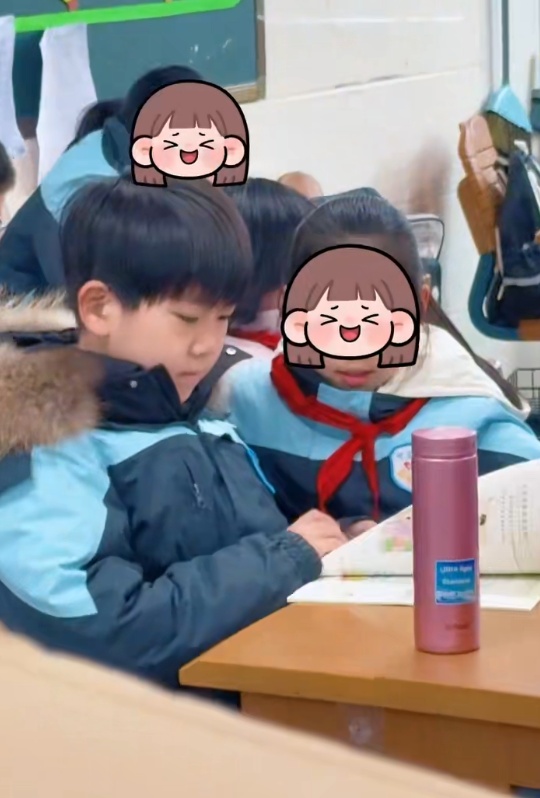 南京9岁孤独症男孩开学首日不适应，同学围在一旁陪其玩耍，母亲：小半天就打成一片