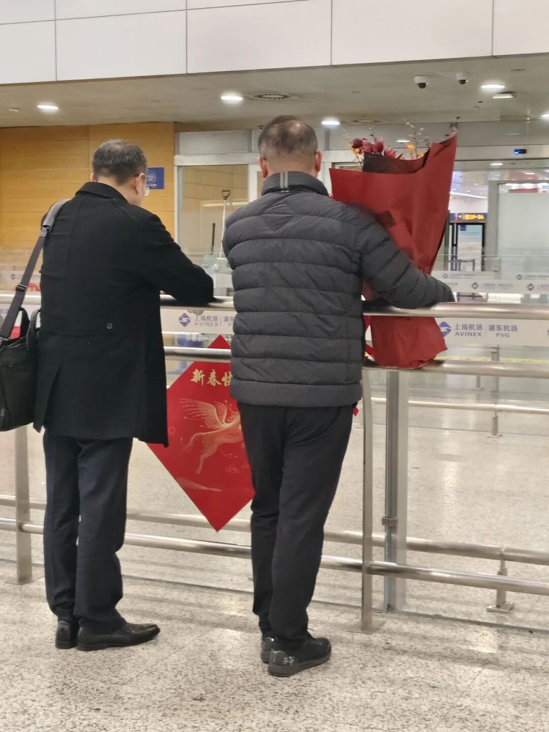 “祖国太好了！”上海旅行团阿姨：回家真开心！他们喜极而泣，直呼“太不容易了”