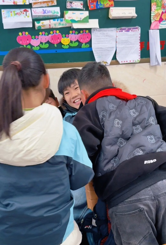 南京9岁孤独症男孩开学首日不适应，同学围在一旁陪其玩耍，母亲：小半天就打成一片