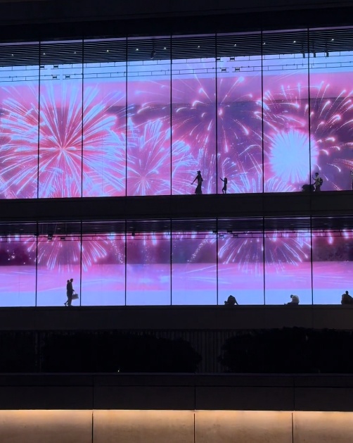 妈妈带女儿在大屏前跳舞火爆全网！当事人：惊喜又惊讶，生活幸福的具象被大家发现