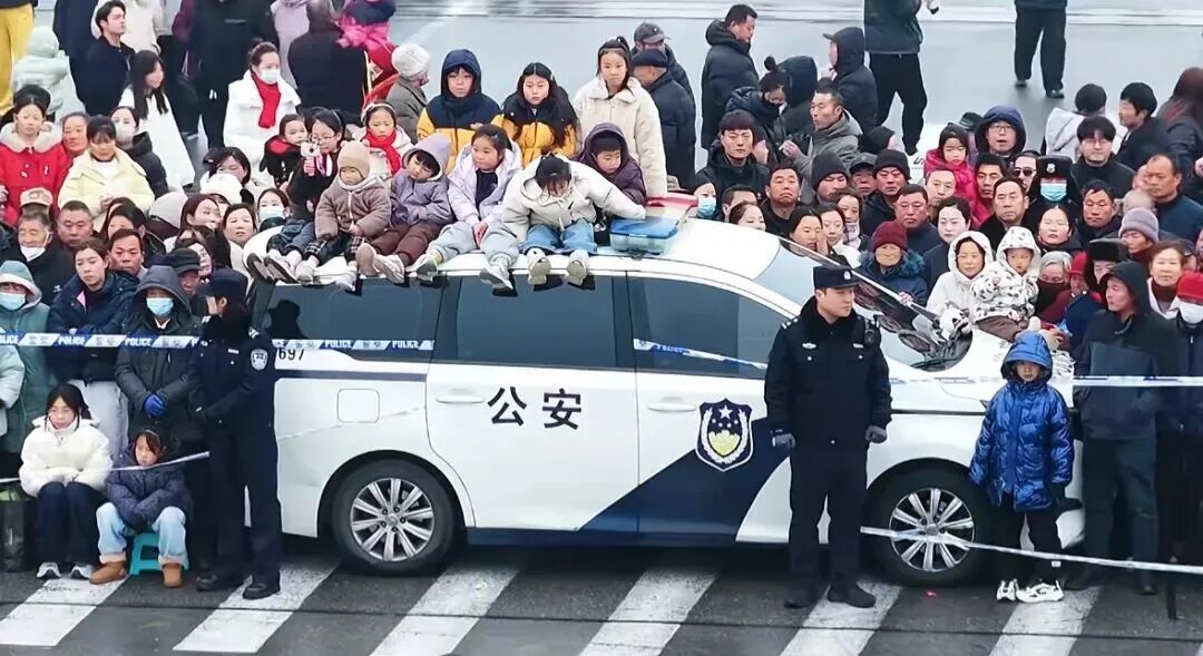 河南汤阴民警让孩子们坐警车车顶看社火，网友：这才是国泰民安的场景