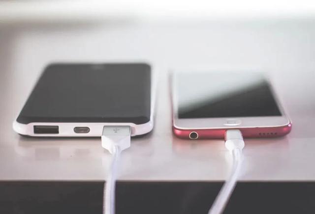 “睡前别把手机放枕头边，辐射会致癌！”是真的吗？