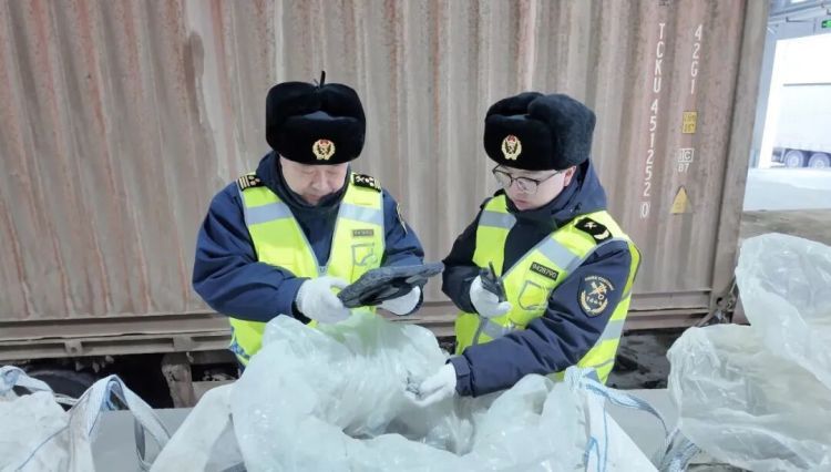 乌鲁木齐海关所属阿拉山口海关查获一批禁止进口洋垃圾，共计21吨