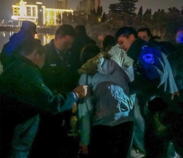 深夜，女子不慎落水，特警跳河救人！
