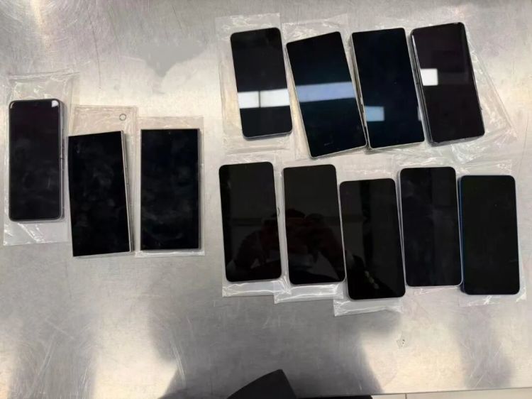 深圳皇岗海关查获一名旅客人身绑藏旧手机12台进境