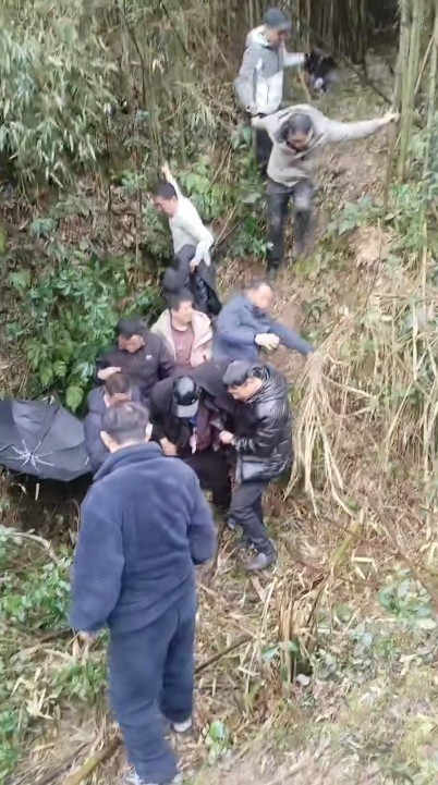 走失老人在村民家门口独坐几分钟后离开，房主找了他4天：来就是客人，和我有缘