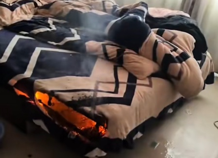 一居民卧室顶灯失火引燃床上用品，多亏小狗提醒！房主连浇四桶水及时灭火