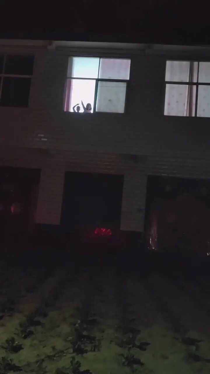 夫妻即将离家务工，10岁女儿悄悄把805元压岁钱放房门口，留下手写信：好舍不得你们走