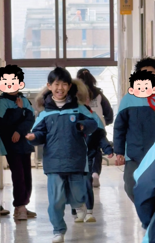 南京9岁孤独症男孩开学首日不适应，同学围在一旁陪其玩耍，母亲：小半天就打成一片