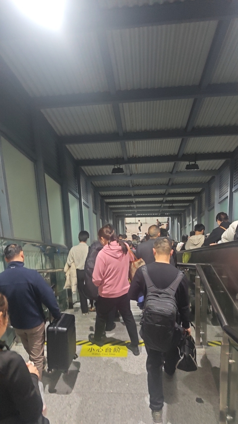 在外帮互助父母！00后男生帮老人找到高铁座位：事小但开心