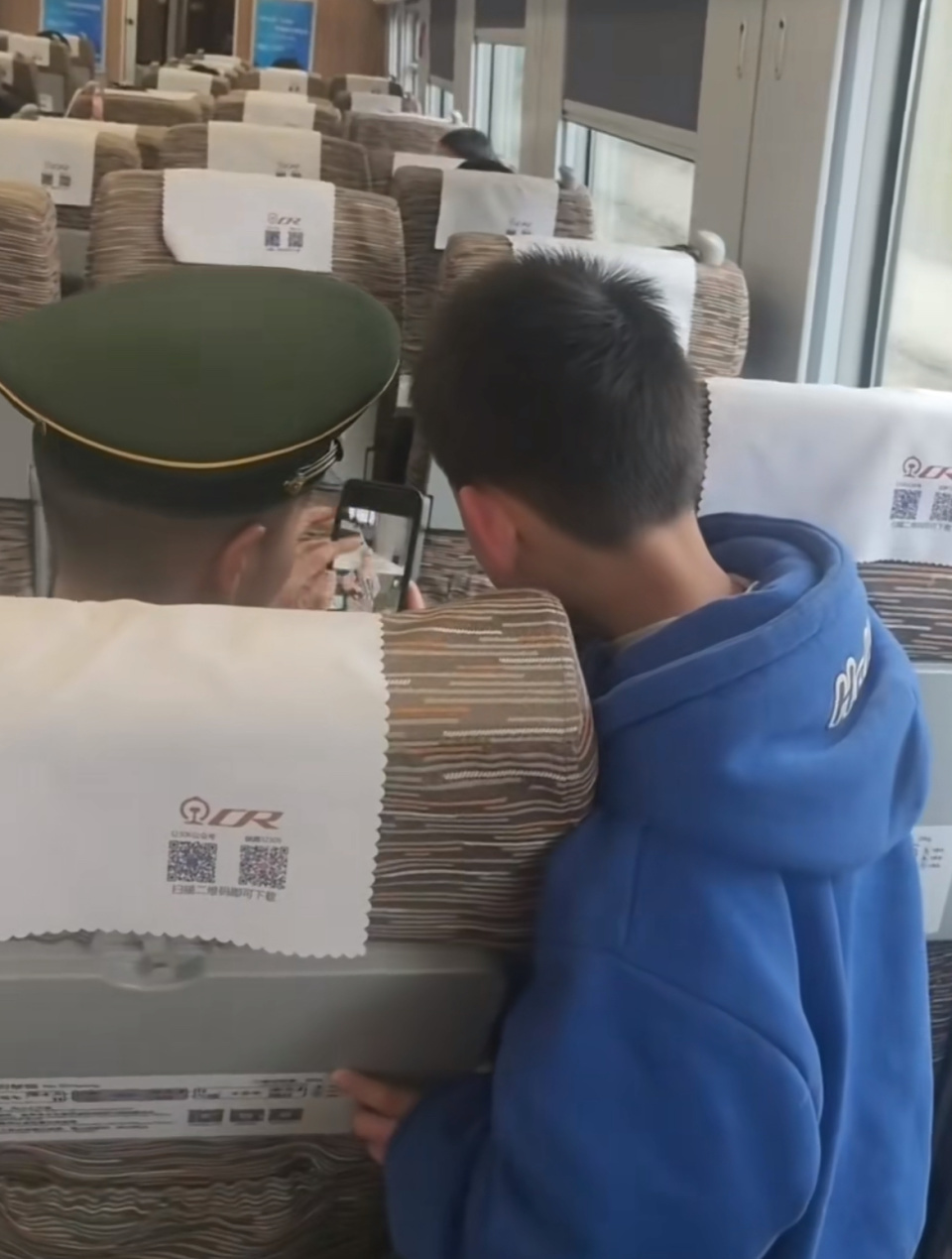 动车偶遇兵哥哥湖北7岁小孩哥秒变“黏人精”，网友：又种下一颗报效祖国的心