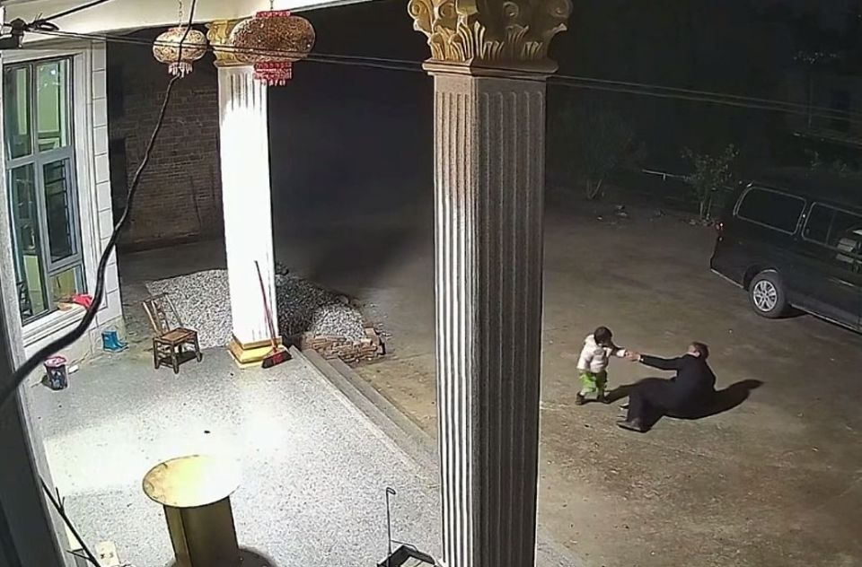 太爷爷摔倒，1岁5个月宝宝跌跌撞撞爬下楼梯去扶！妈妈：她自己都还不会走