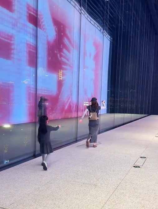 妈妈带女儿在大屏前跳舞火爆全网！当事人：惊喜又惊讶，生活幸福的具象被大家发现