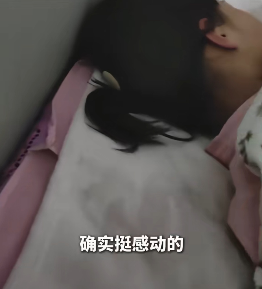 夫妻即将离家务工，10岁女儿悄悄把805元压岁钱放房门口，留下手写信：好舍不得你们走