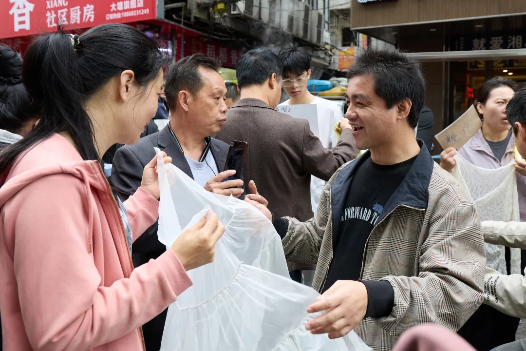 “一天能挣五六百元”，广州这个行业火了！