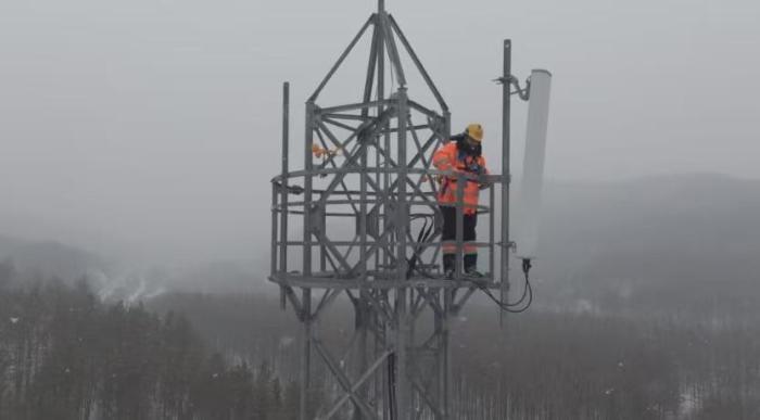 零下25℃爬上45米高塔，他们守护高铁“通讯命脉”