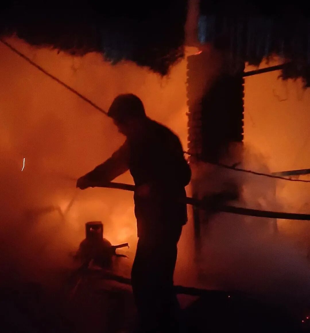 一民房突发火情，休假消防员逆行冲锋！