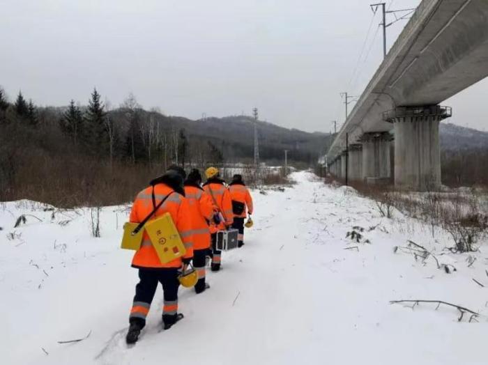 零下25℃爬上45米高塔，他们守护高铁“通讯命脉”