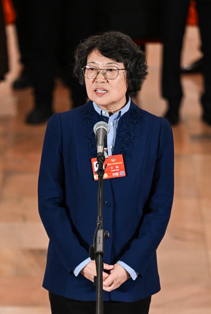 全国政协十四届四次会议第二场“委员通道”集体采访活动举行