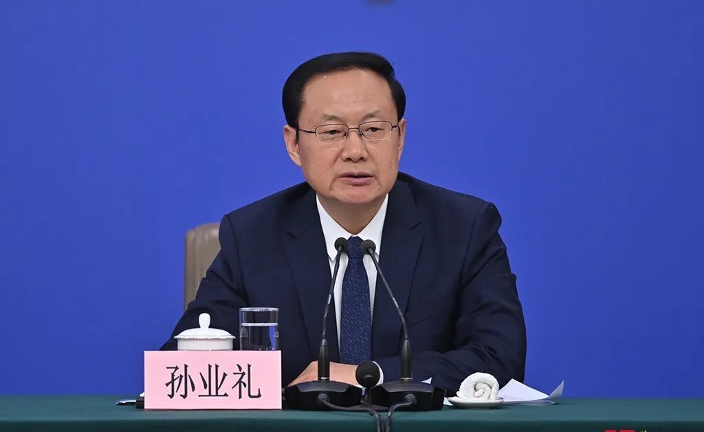 “7名外国游客到上海旅游，买了满满40箱中国货”