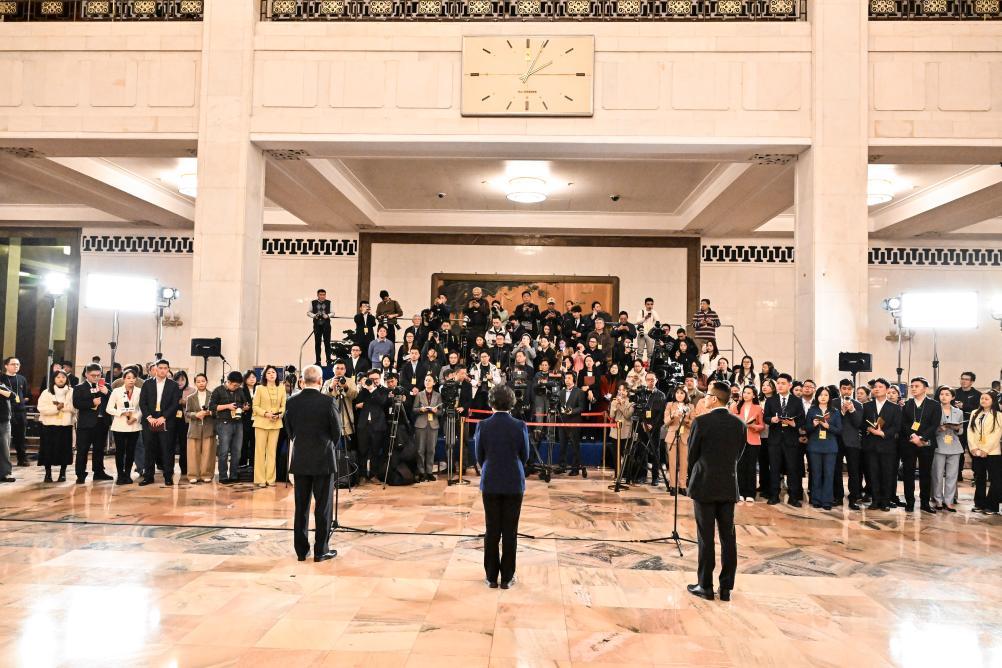 全国政协十四届四次会议第二场“委员通道”集体采访活动举行
