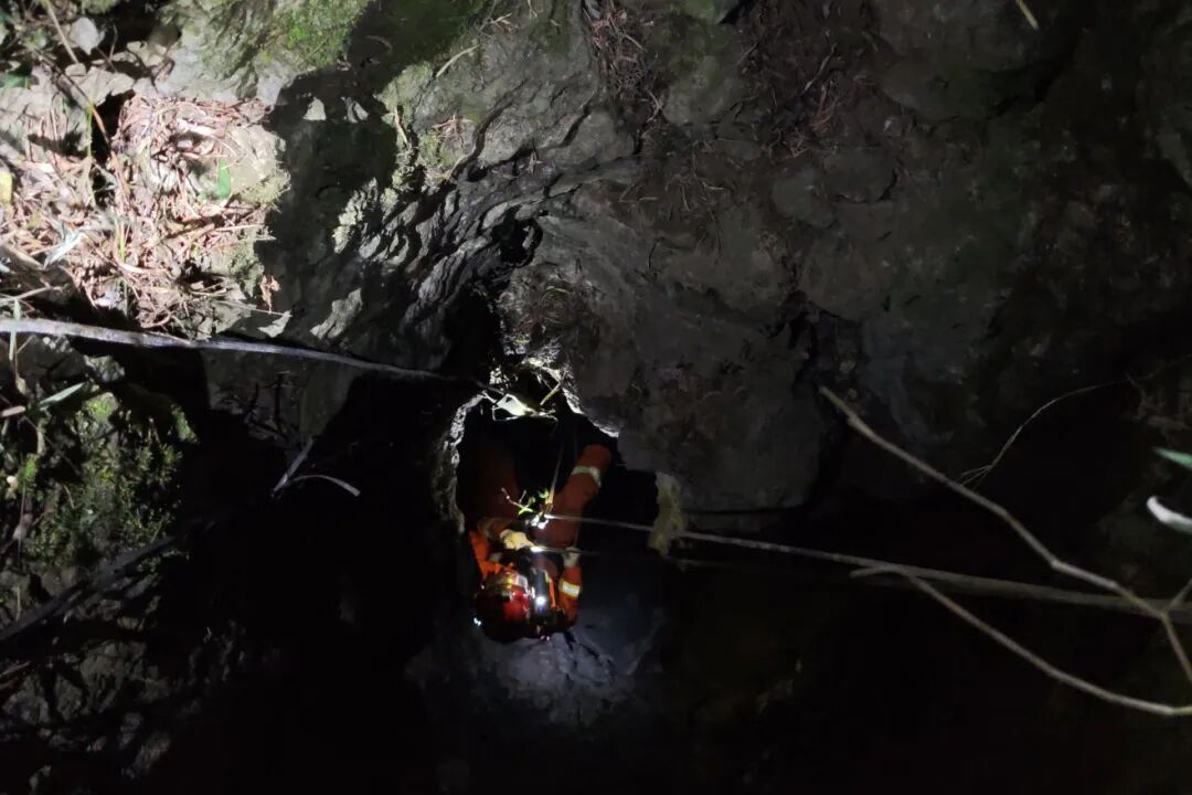 男子上班迟迟未到，同事联系家属后搜寻，找到时其已坠落山洞被困一天一夜