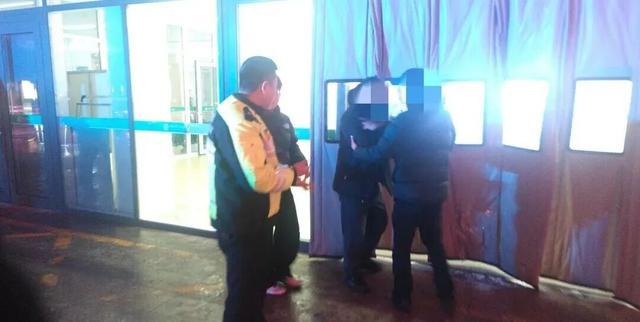 雨夜一男子拼命狂奔冲向交警