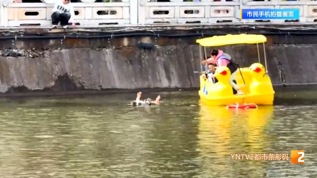 太突然！女游客拍照不慎坠入翠湖，他们接二连三跳了进去