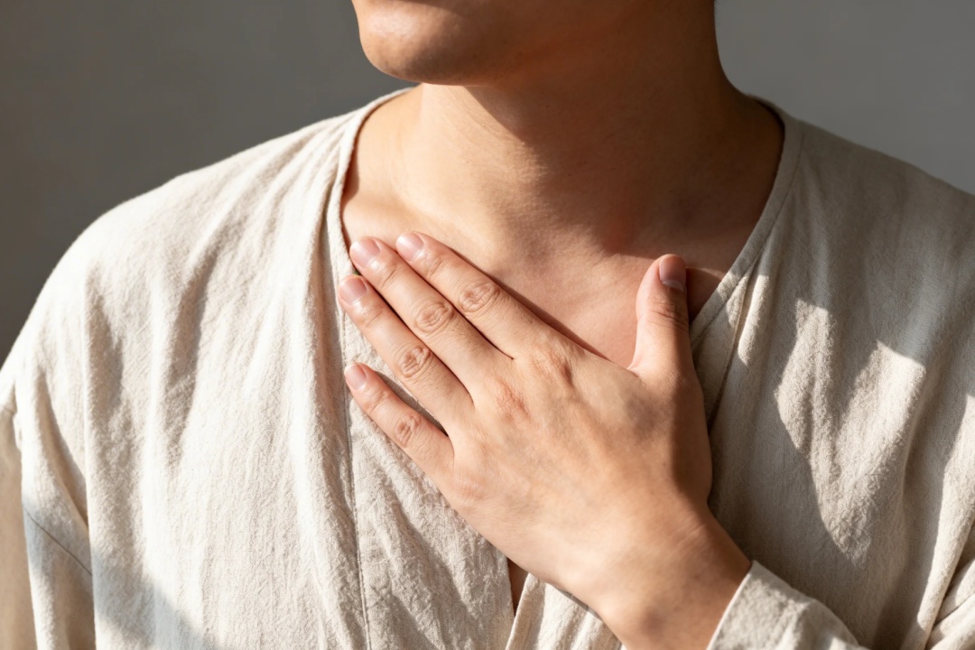 气大伤身不是空话！睡前2个动作，养护甲状腺远离结节→