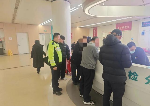 雨夜一男子拼命狂奔冲向交警