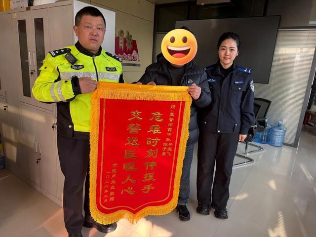 雨夜一男子拼命狂奔冲向交警