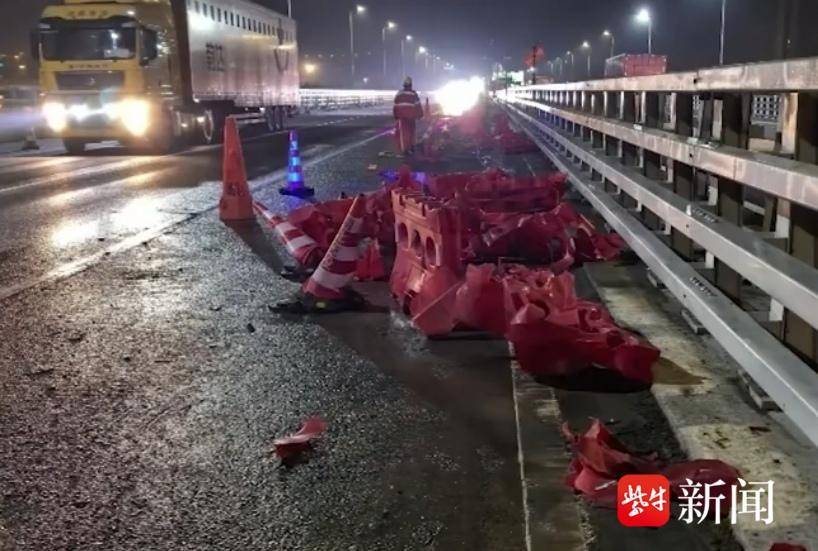 开车犯困后将车辆交给“智驾”，高速上连撞30米水马都没停