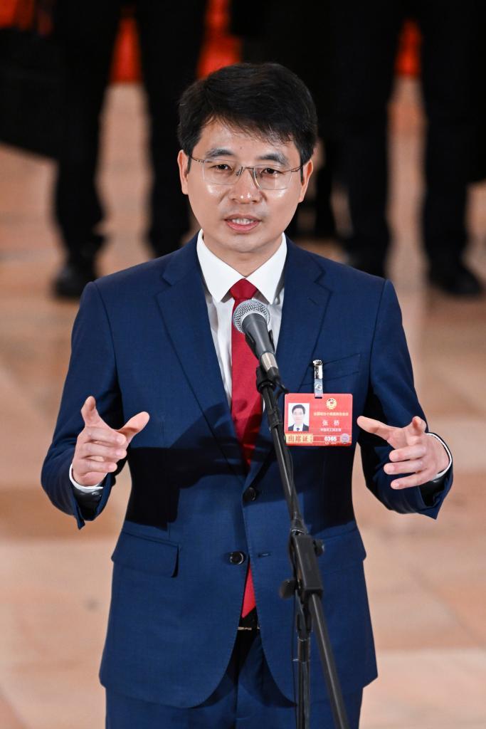 全国政协十四届四次会议第二场“委员通道”集体采访活动举行