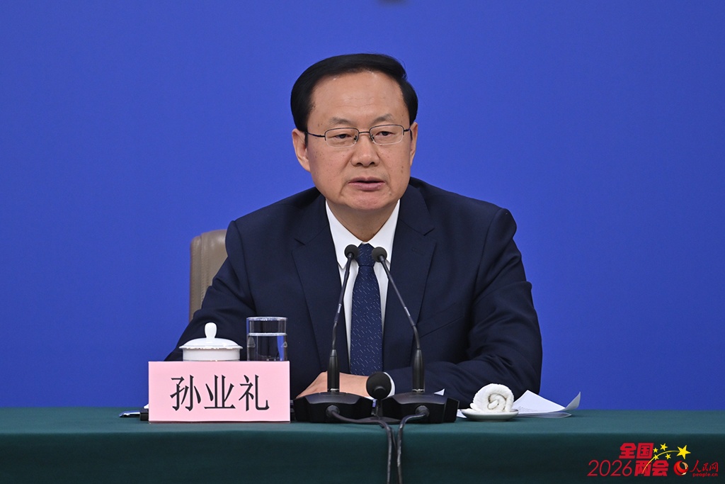 7名外国游客离境前，为啥要买40个箱子？