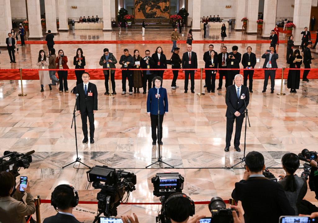 全国政协十四届四次会议第二场“委员通道”集体采访活动举行