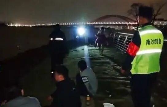 广州一男子晚上散步时发现女子怀抱婴儿落水，马上冲下江将其拖回岸边！